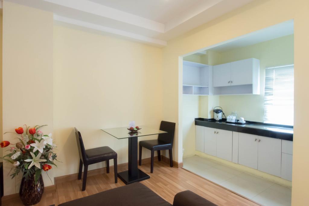 The Platinum Suite Bangkok Exteriör bild