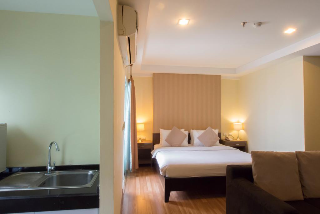 The Platinum Suite Bangkok Exteriör bild