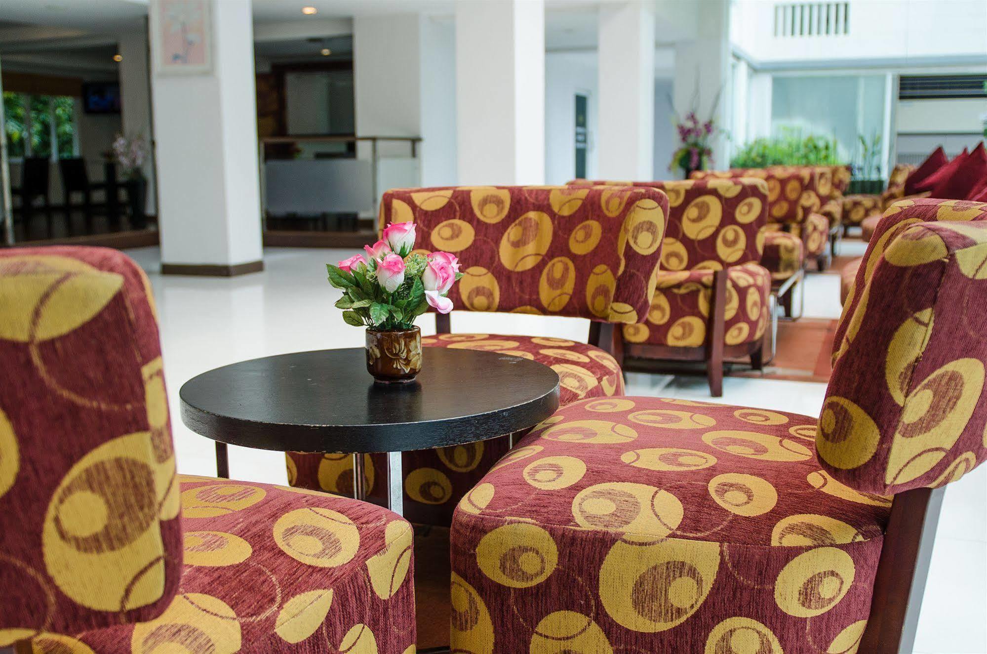 The Platinum Suite Bangkok Exteriör bild