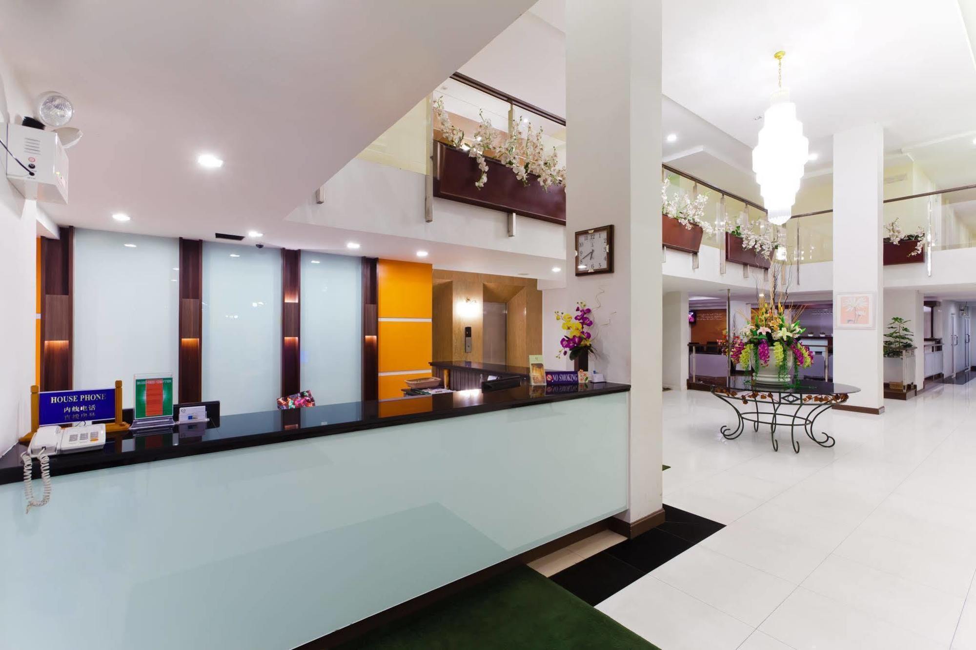 The Platinum Suite Bangkok Exteriör bild