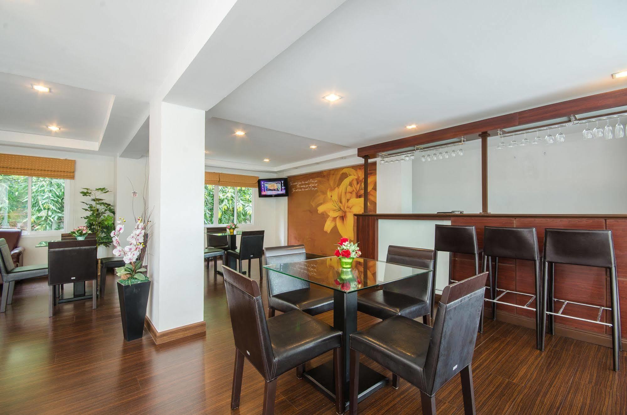 The Platinum Suite Bangkok Exteriör bild