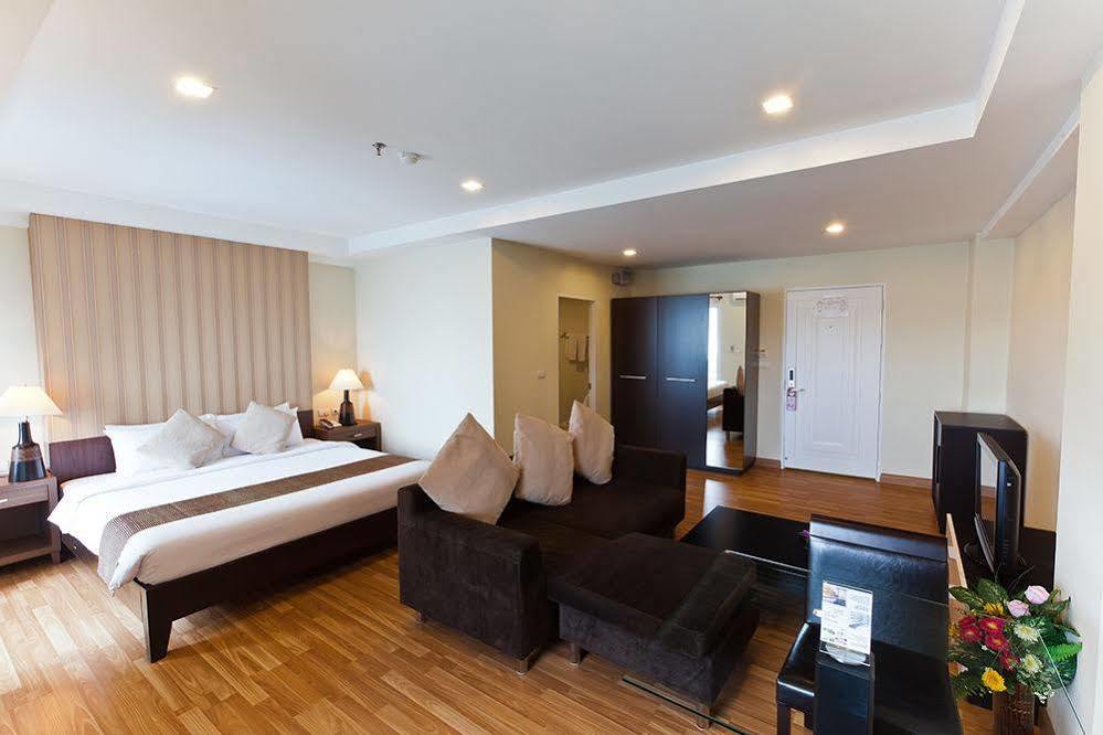 The Platinum Suite Bangkok Exteriör bild