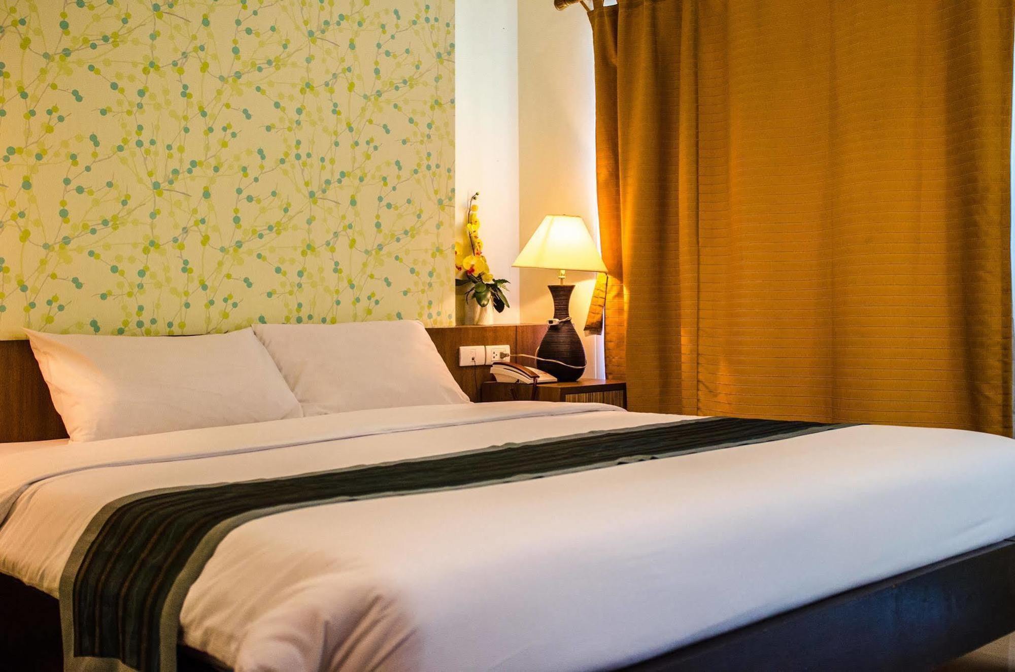 The Platinum Suite Bangkok Exteriör bild