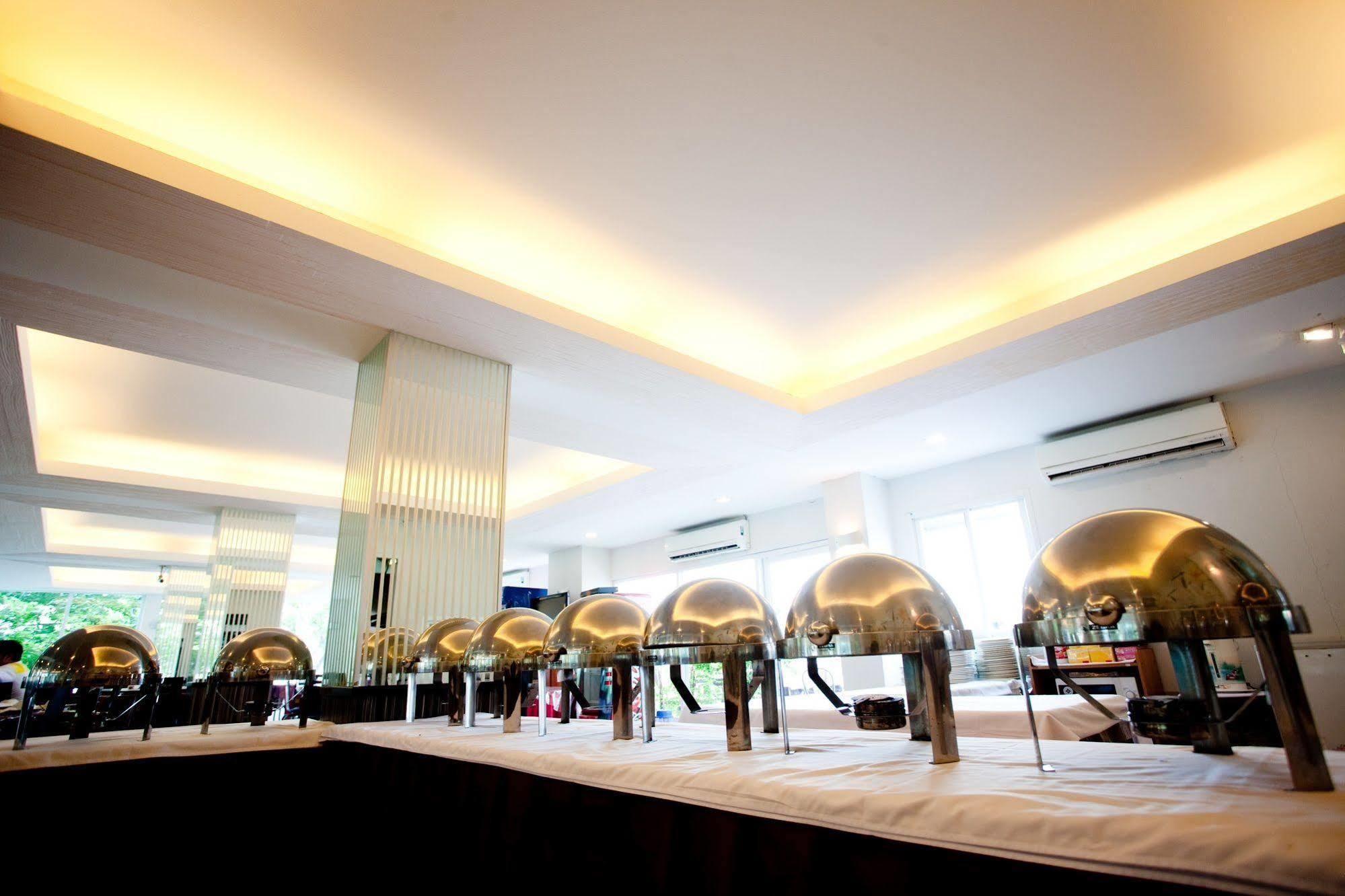 The Platinum Suite Bangkok Exteriör bild