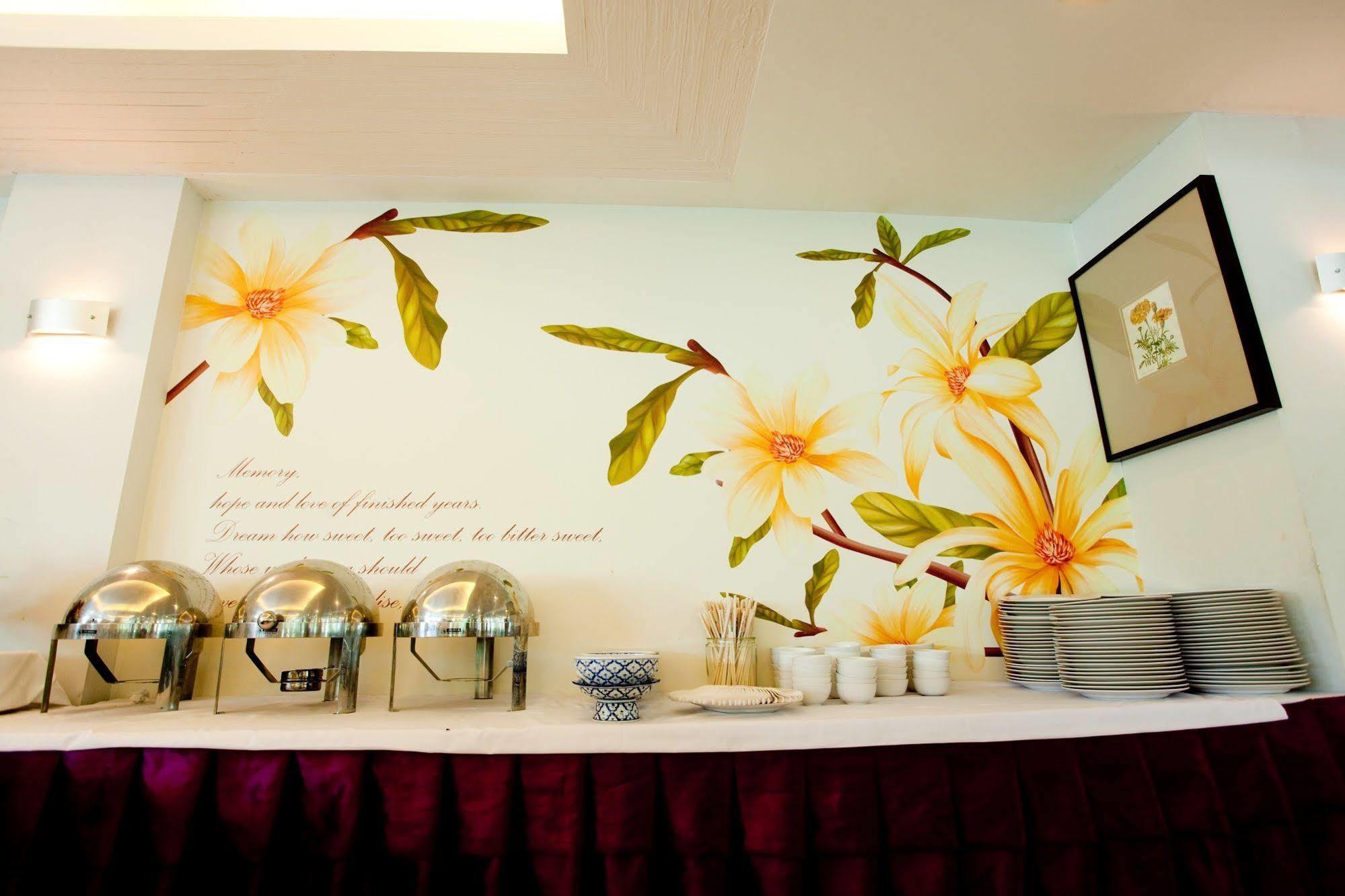 The Platinum Suite Bangkok Exteriör bild