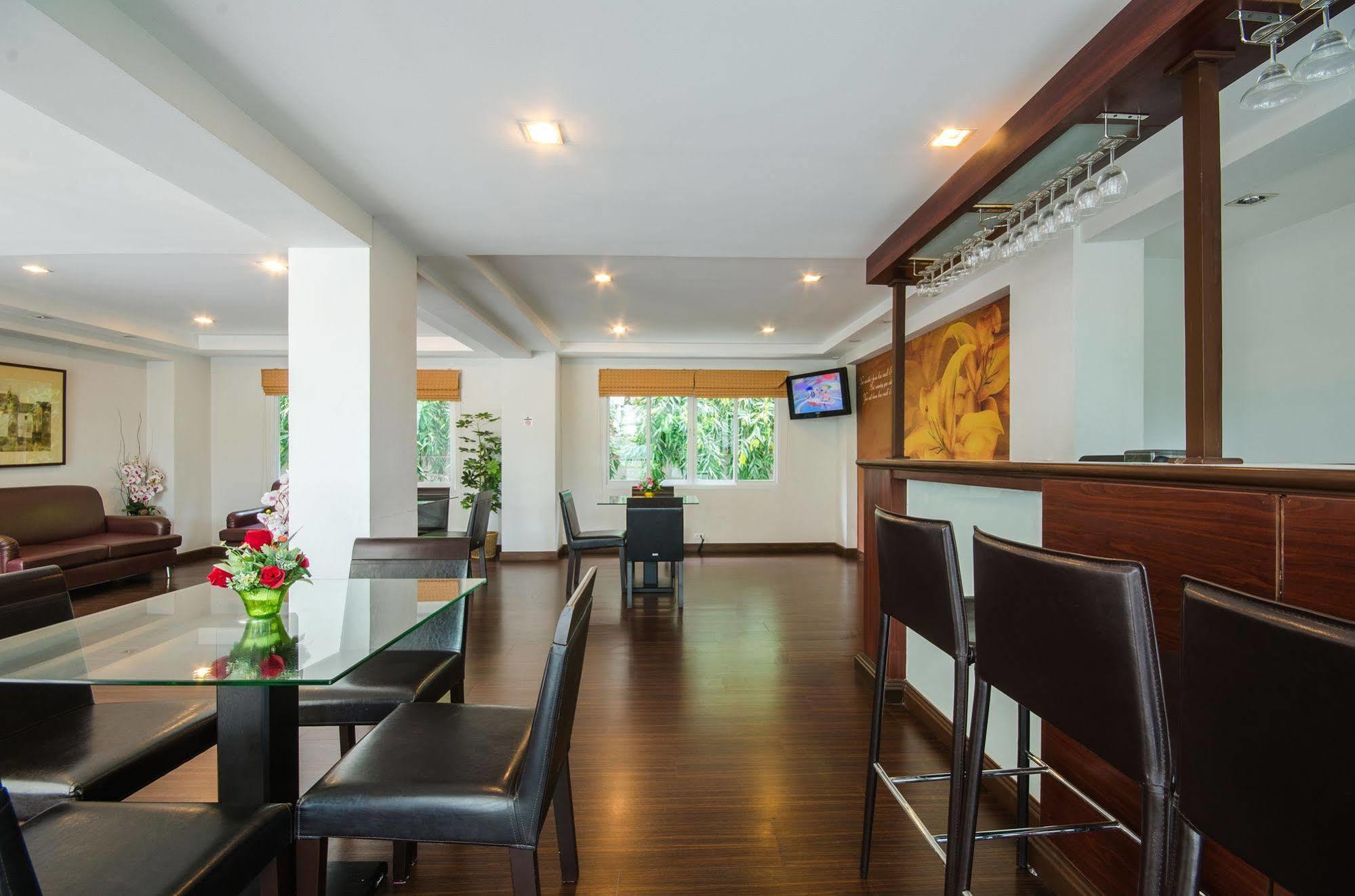 The Platinum Suite Bangkok Exteriör bild